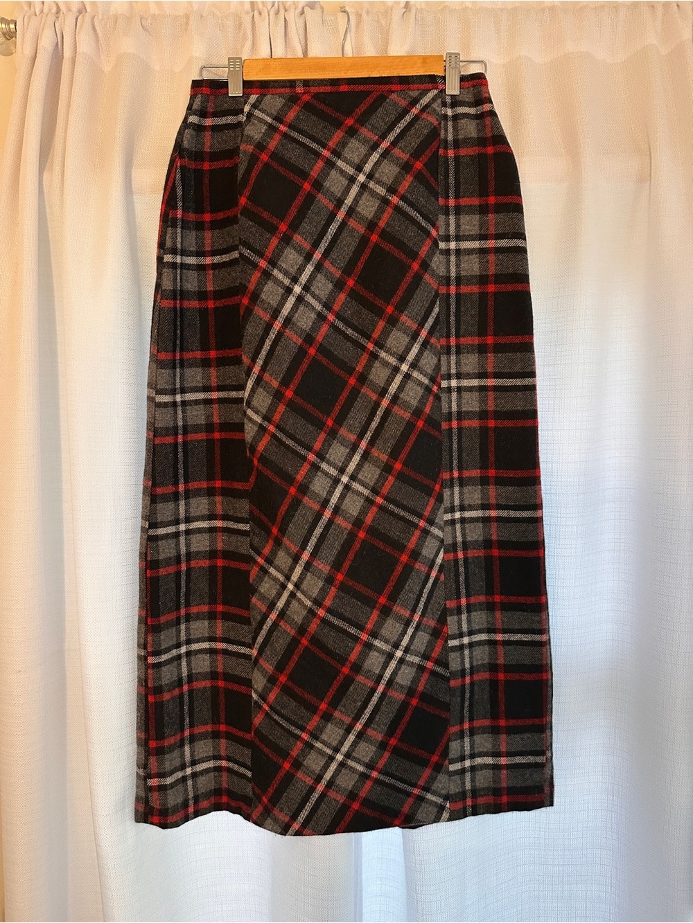 VINTAGE J. London Plaid Maxi Wool Blend Skirt in Black, Gray & Red - Picture 2 of 9